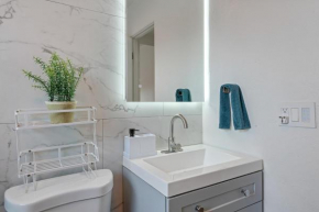Upscale 2br House Wprivate Yard & Parking